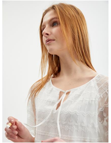 Biela dámska čipkovaná blúzka
