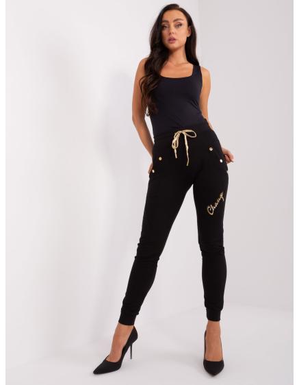 Női tréningnadrág JIRINA applikációval, fekete színű