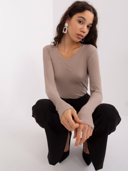 Női blúz BASIC FEEL GOOD részletekkel sötétbézs színben