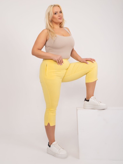 Dámske 3/4 nohavice s rozparkom plus size ROMA svetložltá