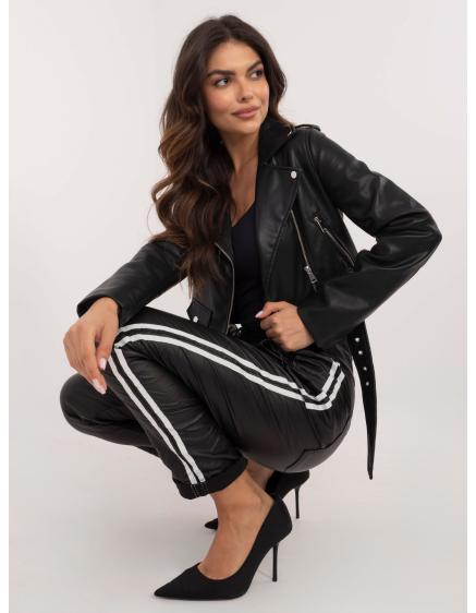 Fekete bőrnadrág zsebekkel