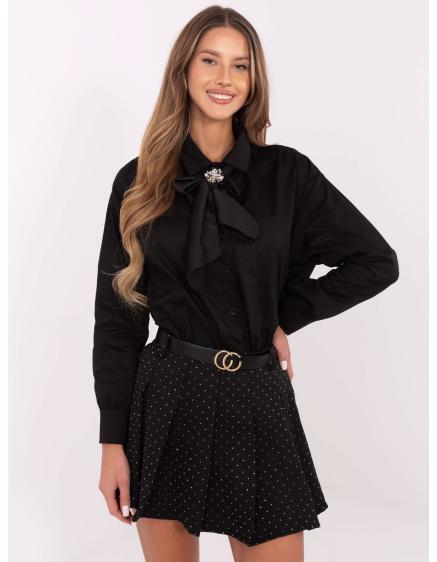 Čierna bavlnená košeľa s brošňou