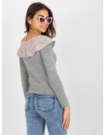 Šedá a světle růžová halenka s krajkovým lemem