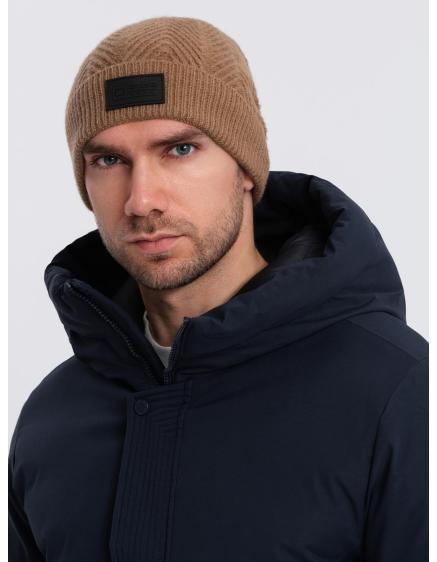 Pánska pletená čiapka so svetrovou väzbou a nášivkou - svetlohnedá V4