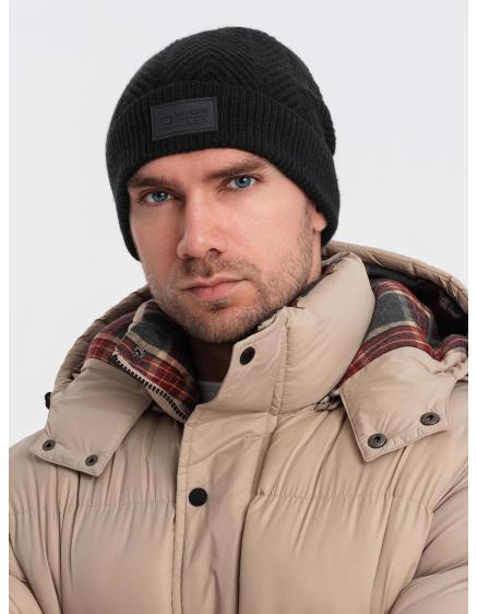 Pánska pletená čiapka so svetrovou nášivkou - čierna V1