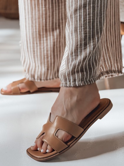 Női papucsok kivágásokkal KLASSINO khaki – fotografie produktu 3