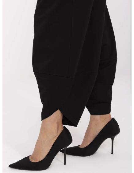 Čierne tepláky so štrbinami