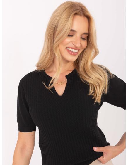 Čierny sveter s okrúhlym výstrihom