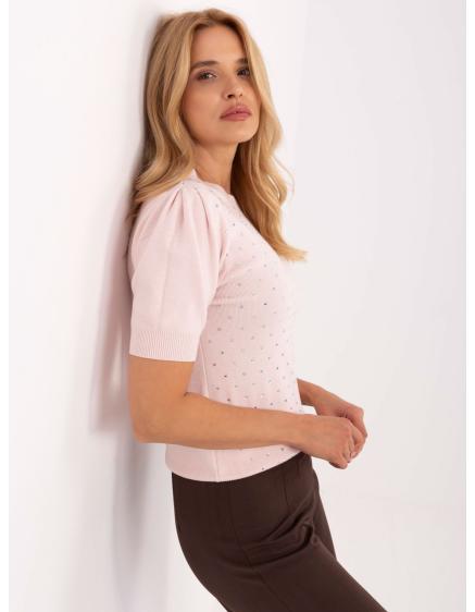 Pretiahnutý sveter s ozdobným reťazom