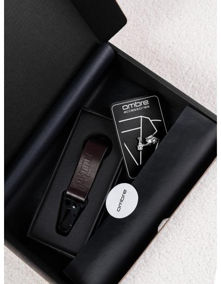 Dárková sada pro muže v cestovním stylu – stříbrná brož a klíčenka – Z105