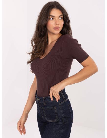 Sötétbarna, testhezálló pulóver csíkokkal