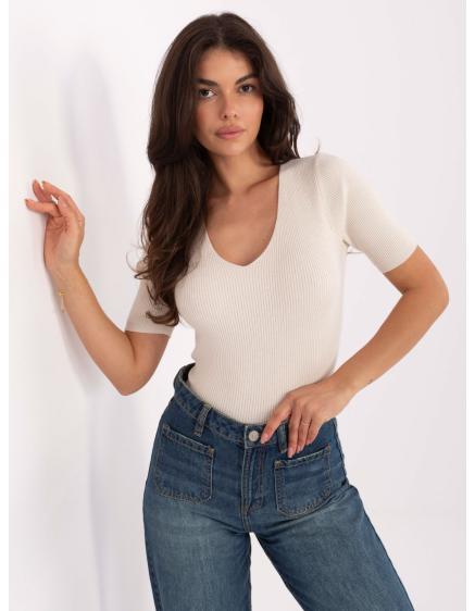 Világos bézs színű, testhezálló pulóver csíkokkal