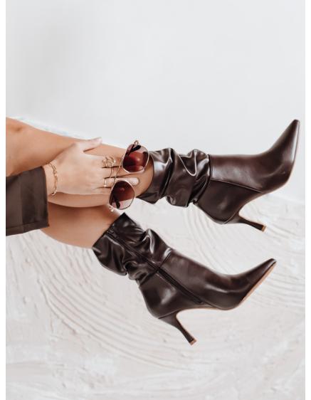Barna bokacsizma magas sarkú, gyűrt felsőrésszel