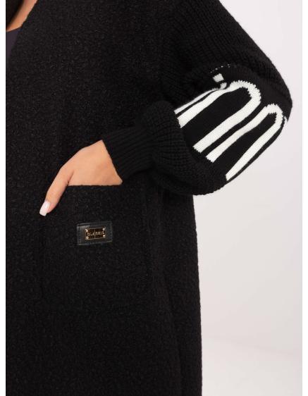 Fekete női pulóver felirattal az ujjakon