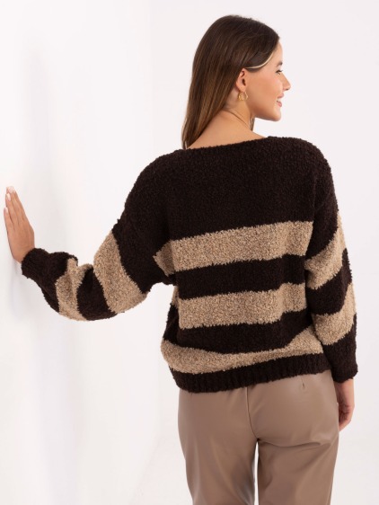 Čokoládovo-kamelový oversized sveter s pruhmi.