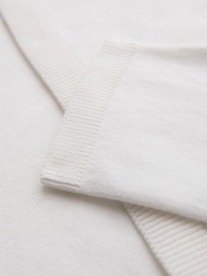 Pánský pletený svetr s dlouhým rukávem, polo límečkem a výšivkou, bílý – fotografie produktu 6