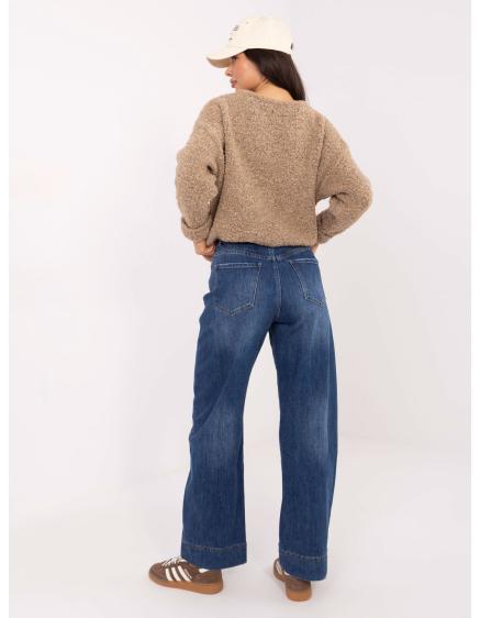 Bežový bouclé svetr s ohrnutými rukávy