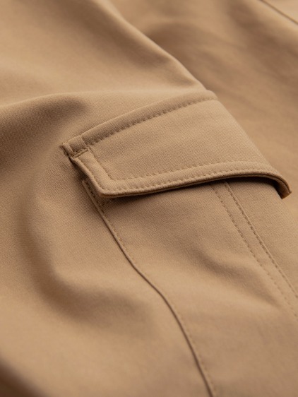Férfi regular fit cargo nadrág patentos zsebfedőkkel, barna – fotografie produktu 10