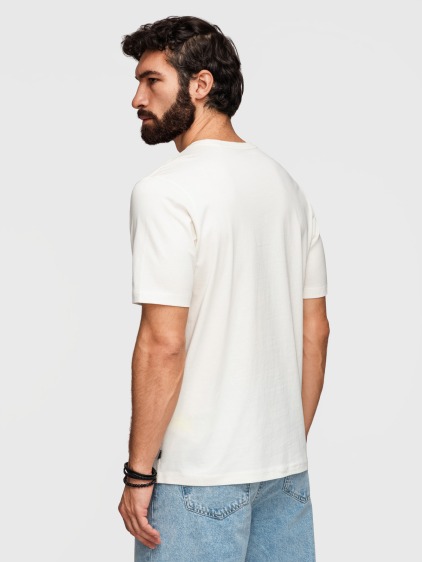 Férfi regular fit póló kerek nyakkivágással és mellkasi mintával, fehér – fotografie produktu 5