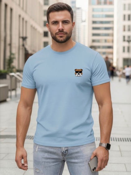 Pánske klasické tričko s potlačou hlavy buldoga na hrudi, svetlomodré
