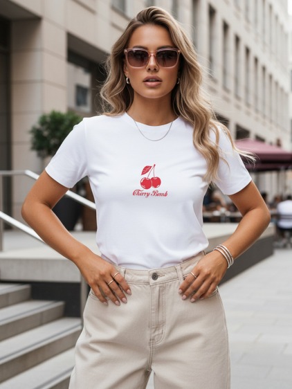Női klasszikus rövid ujjú póló Cherry Bomb mintával, fehér