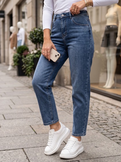 Dámské mom fit džíny s vysokým pasem a výšivkou na zadní kapse, modrá