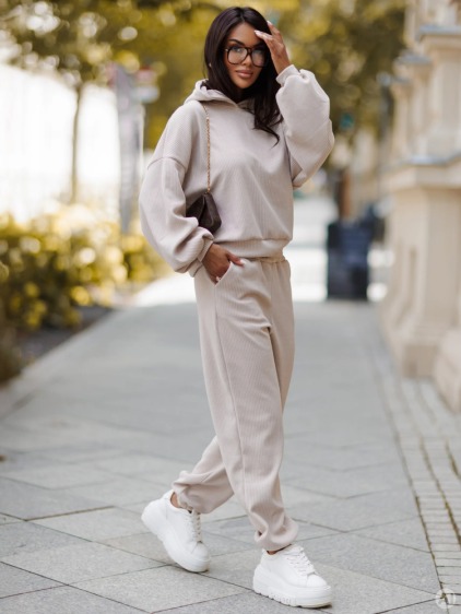 Dámská volnočasová žebrovaná souprava s jogger kalhotami a kapucí, béžová