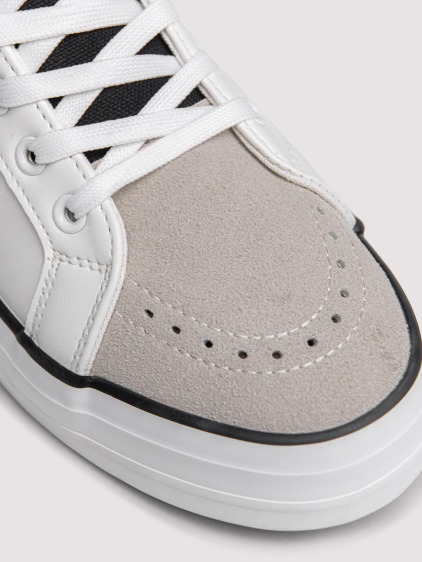 Férfi magas szárú műbőr sneaker texturált betétekkel, fehér – fotografie produktu 3