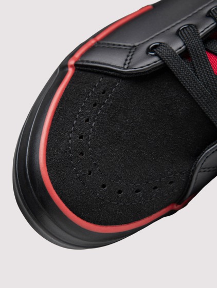 Férfi magas szárú műbőr sneaker texturált betétekkel, fekete – fotografie produktu 4