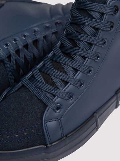 Férfi magas szárú műbőr sneaker texturált betétekkel, sötétkék – fotografie produktu 3