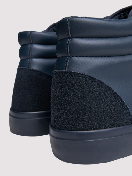 Férfi magas szárú műbőr sneaker texturált betétekkel, sötétkék – fotografie produktu 6