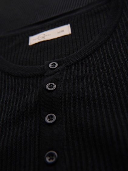 Férfi slim fit kötött Henley póló rövid ujjal és gombos pánttal, fekete – fotografie produktu 6