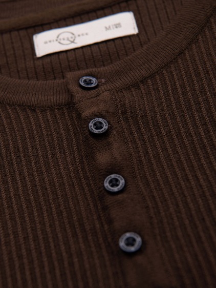 Pánské přiléhavé pletené tričko Henley s krátkým rukávem a knoflíkovou légou, hnědá – fotografie produktu 6