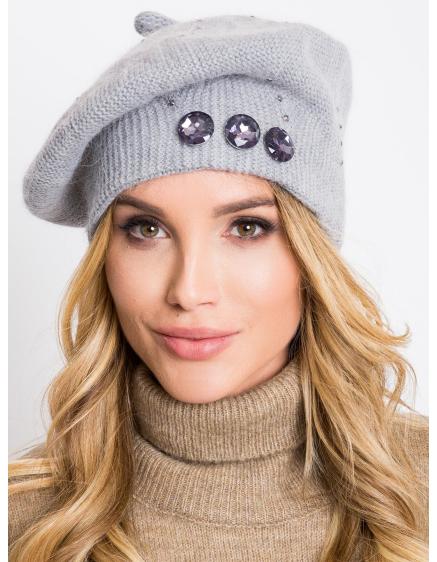 Šedá čepice s aplikací