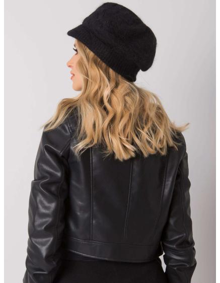 Čierna zimná čiapka s kšiltom