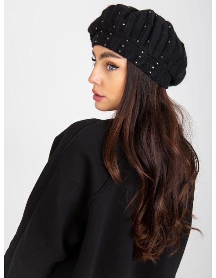 Černá dámská zimní čepice s nášivkou